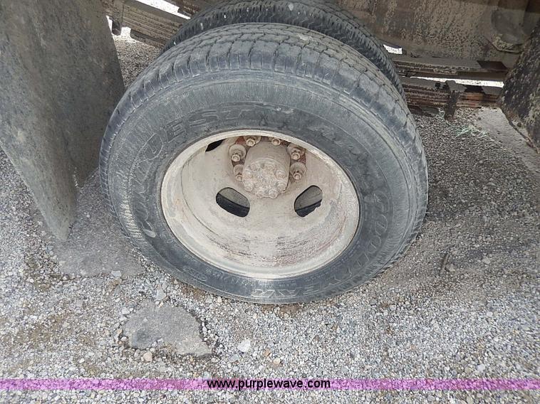 image for item I9274 2003 Chevrolet Silverado 3500 flatbed pickup truck