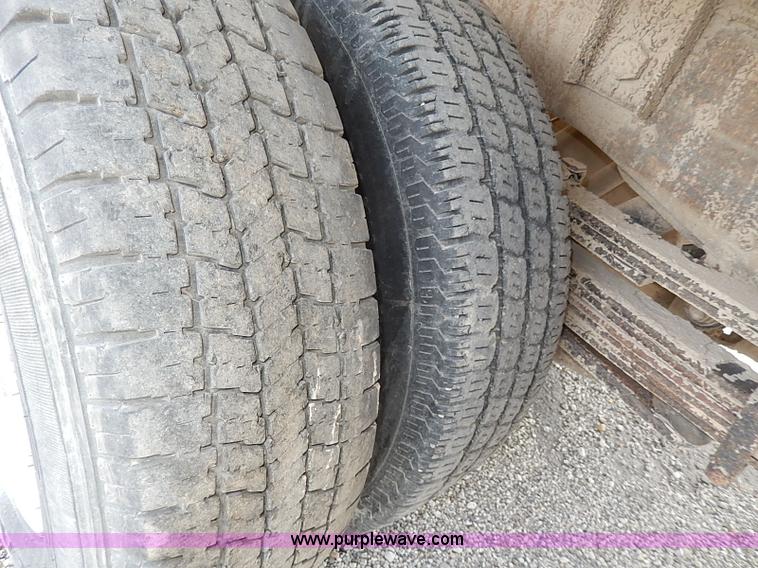 image for item I9274 2003 Chevrolet Silverado 3500 flatbed pickup truck