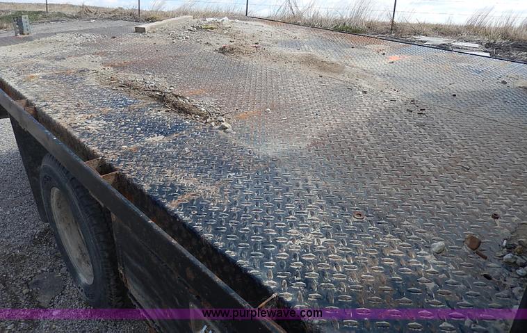 image for item I9274 2003 Chevrolet Silverado 3500 flatbed pickup truck