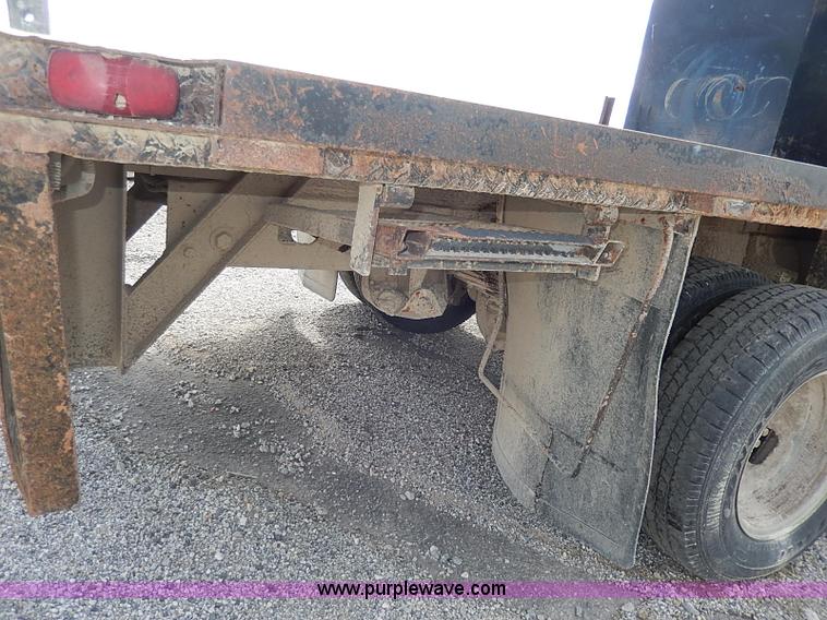 image for item I9274 2003 Chevrolet Silverado 3500 flatbed pickup truck