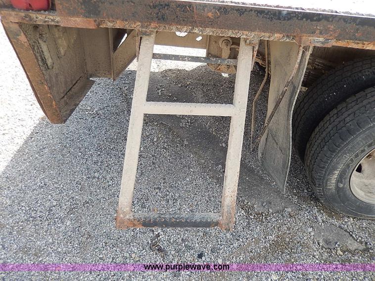 image for item I9274 2003 Chevrolet Silverado 3500 flatbed pickup truck