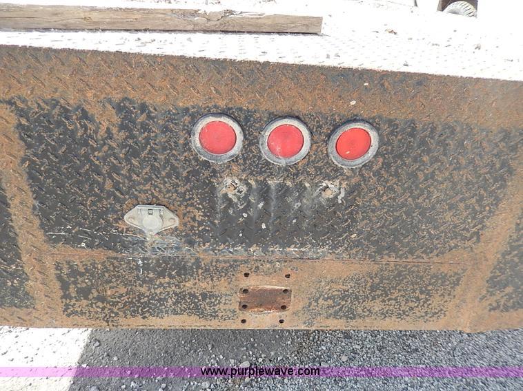 image for item I9274 2003 Chevrolet Silverado 3500 flatbed pickup truck