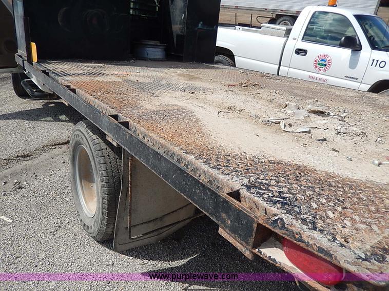 image for item I9274 2003 Chevrolet Silverado 3500 flatbed pickup truck