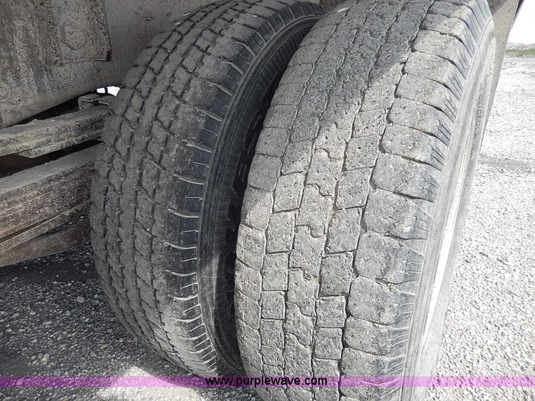 image for item I9274 2003 Chevrolet Silverado 3500 flatbed pickup truck