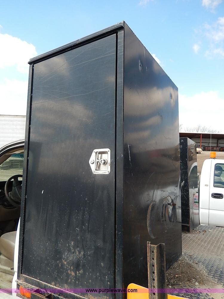 image for item I9274 2003 Chevrolet Silverado 3500 flatbed pickup truck