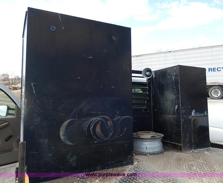 image for item I9274 2003 Chevrolet Silverado 3500 flatbed pickup truck