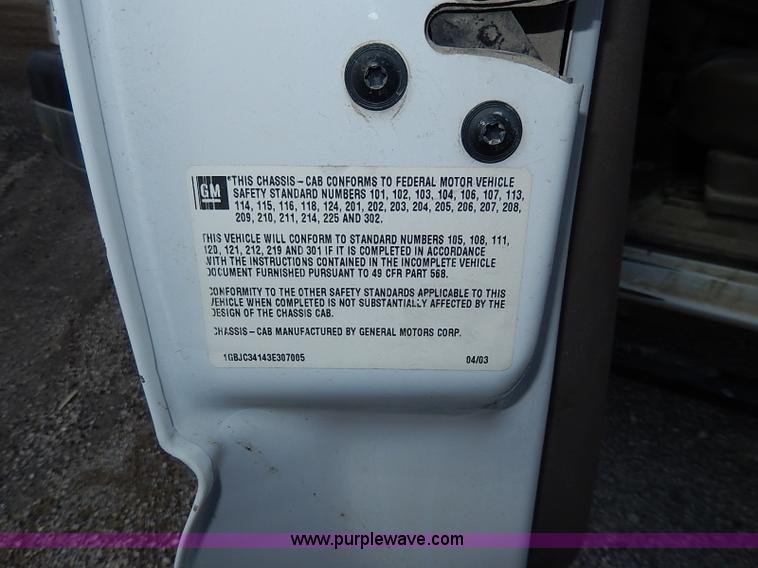 image for item I9274 2003 Chevrolet Silverado 3500 flatbed pickup truck