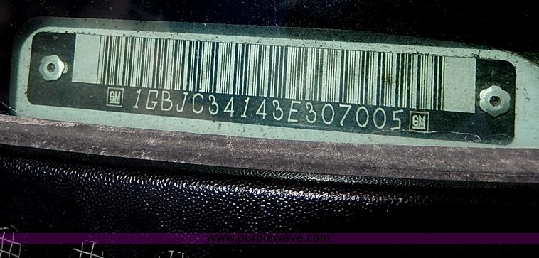 image for item I9274 2003 Chevrolet Silverado 3500 flatbed pickup truck