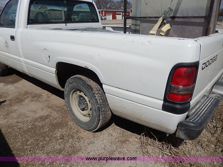 image for item I9275 2001 Dodge Ram 1500 pickup truck