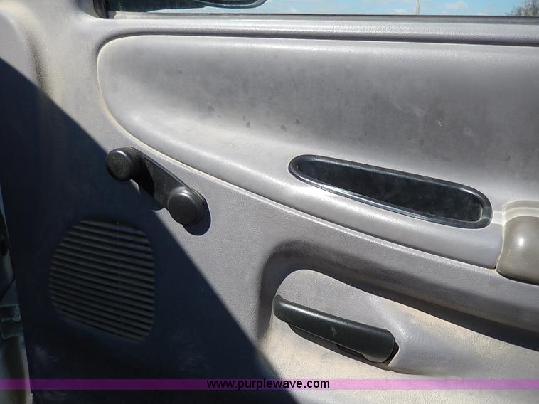 image for item I9275 2001 Dodge Ram 1500 pickup truck