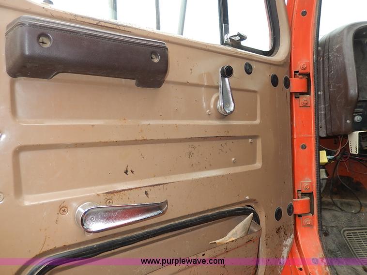 image for item I9278 1985 International S1754 dump truck