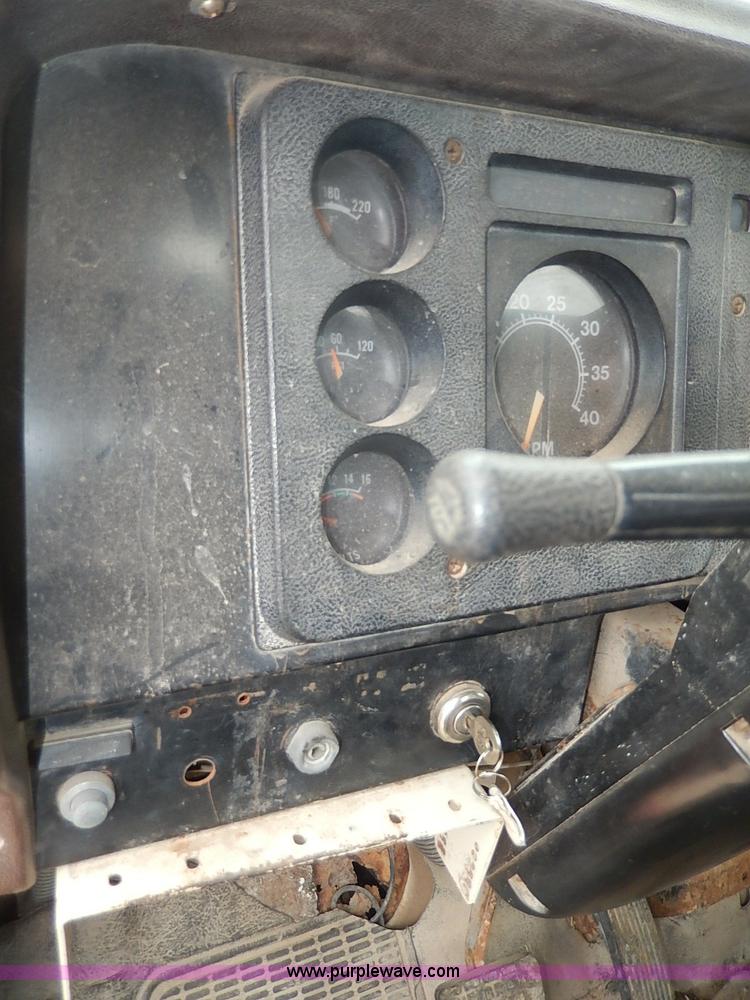 image for item I9278 1985 International S1754 dump truck