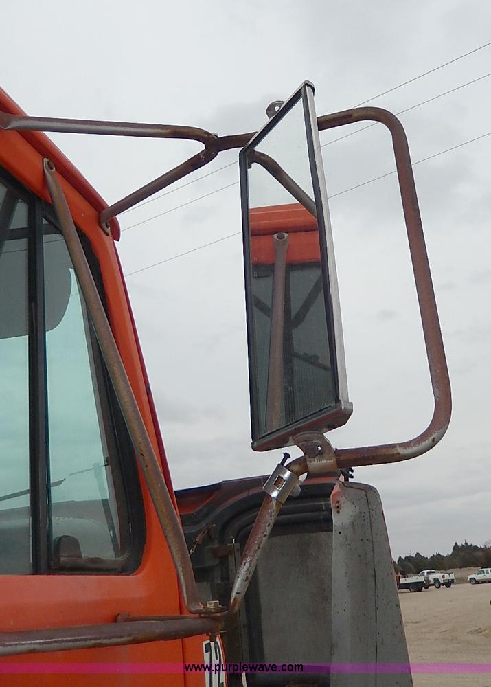 image for item I9278 1985 International S1754 dump truck