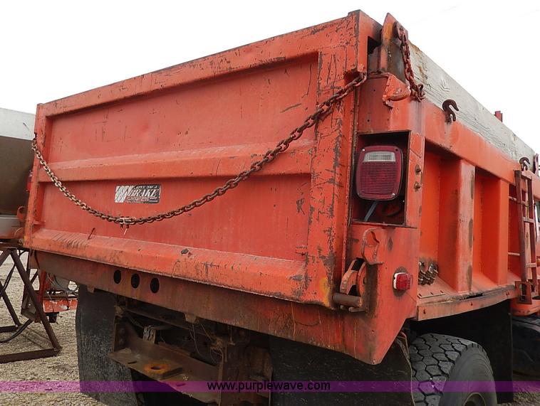 image for item I9278 1985 International S1754 dump truck