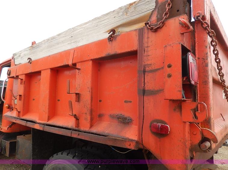 image for item I9278 1985 International S1754 dump truck