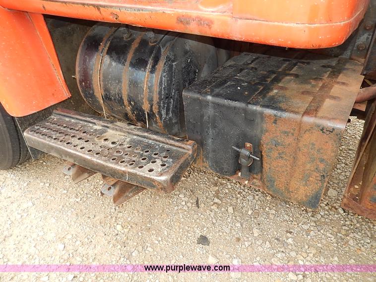 image for item I9278 1985 International S1754 dump truck