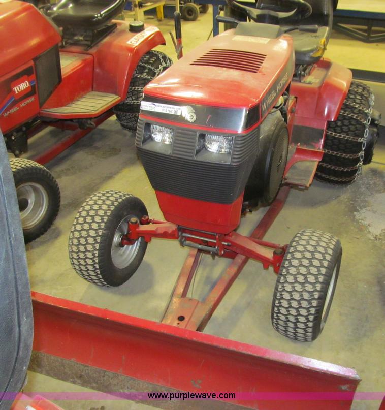 Toro Wheel Horse 520H garden tractor in Des Moines, IA Item R9164