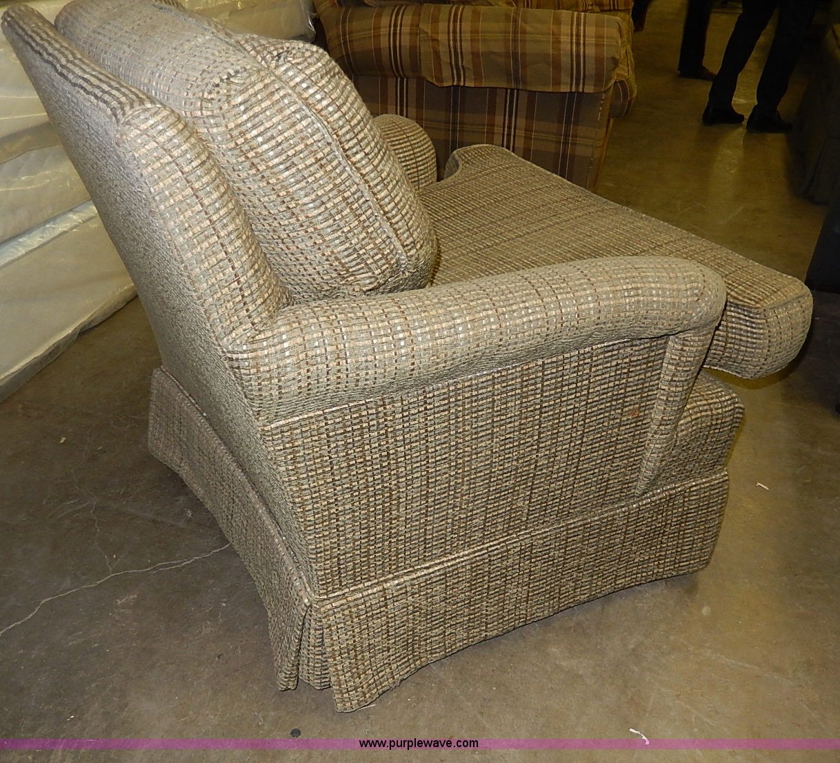 Assorted furniture in Lawrence, KS Item AC9224 sold Purple Wave