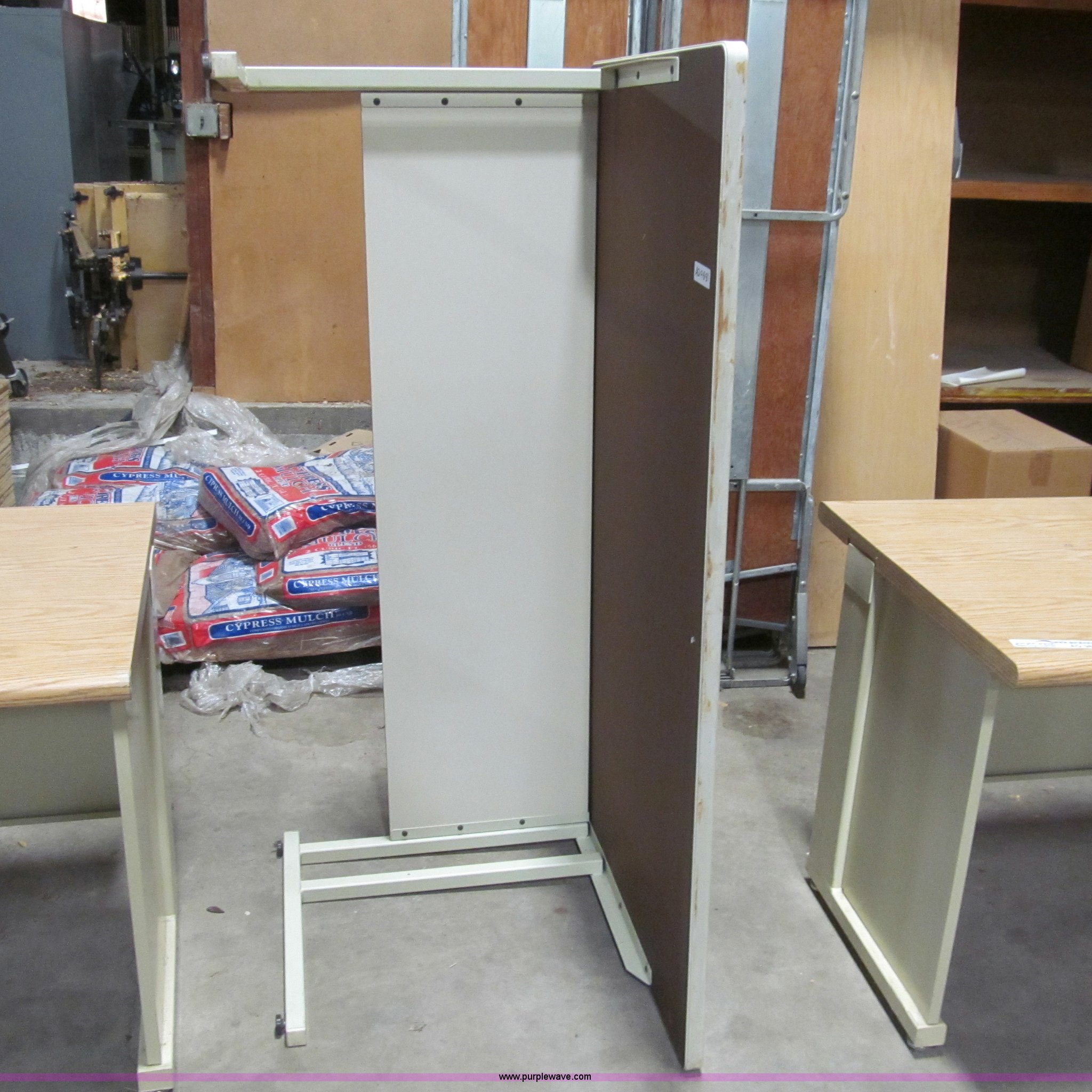 Assorted metal desks in Hutchinson, KS Item AQ9881 sold Purple Wave