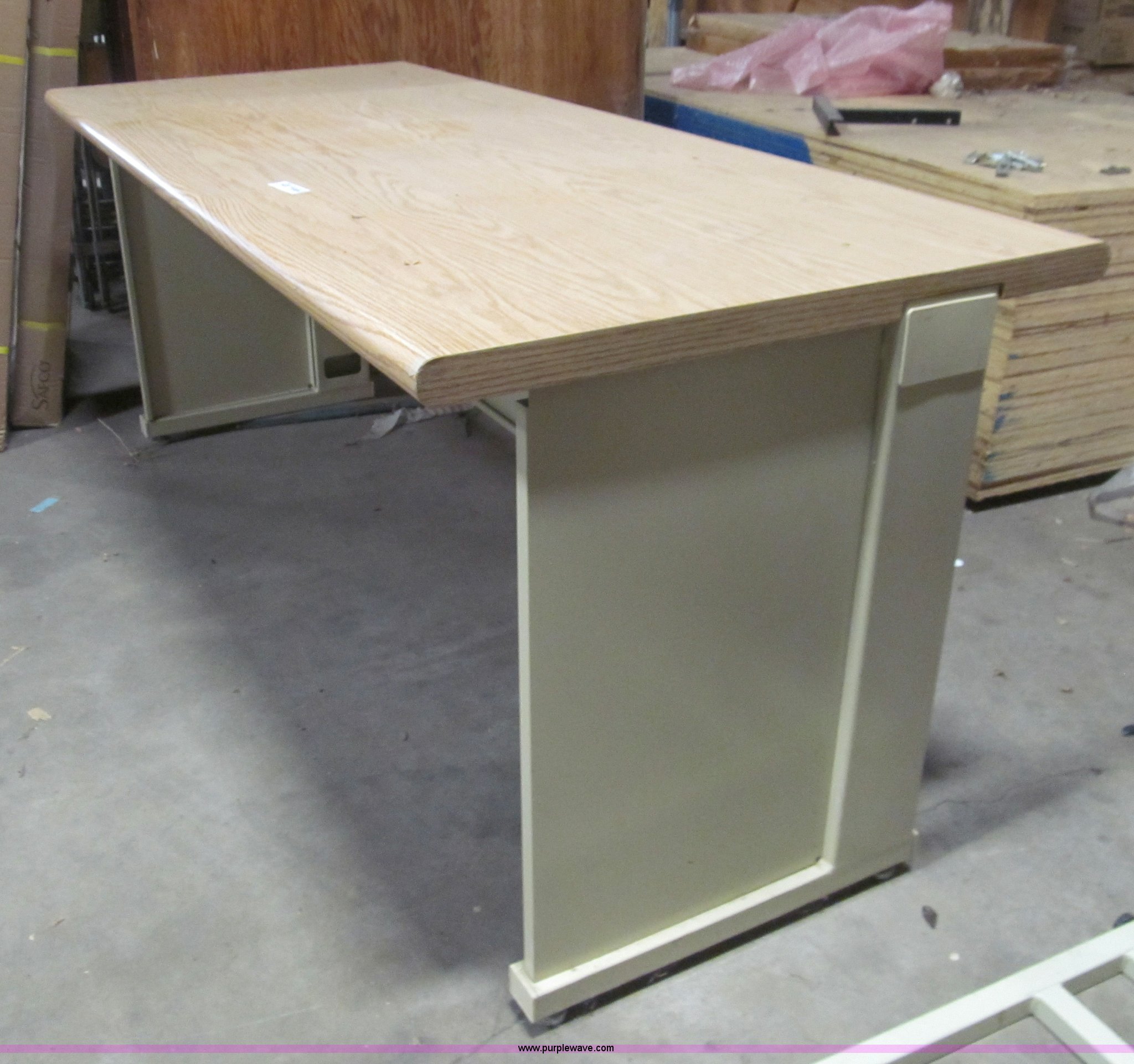 Assorted metal desks in Hutchinson, KS Item AQ9881 sold Purple Wave