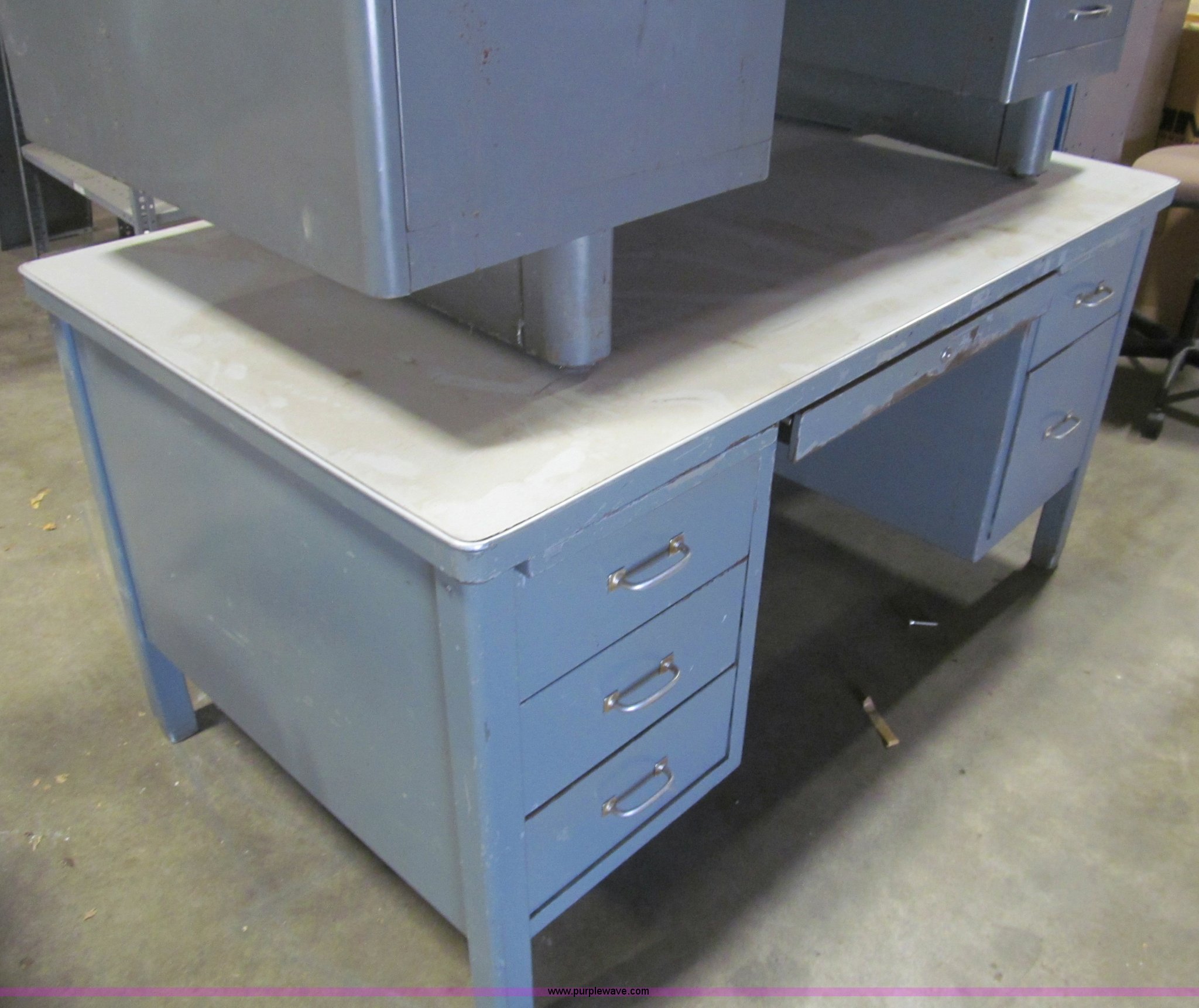 Assorted metal desks in Hutchinson, KS Item AQ9881 sold Purple Wave