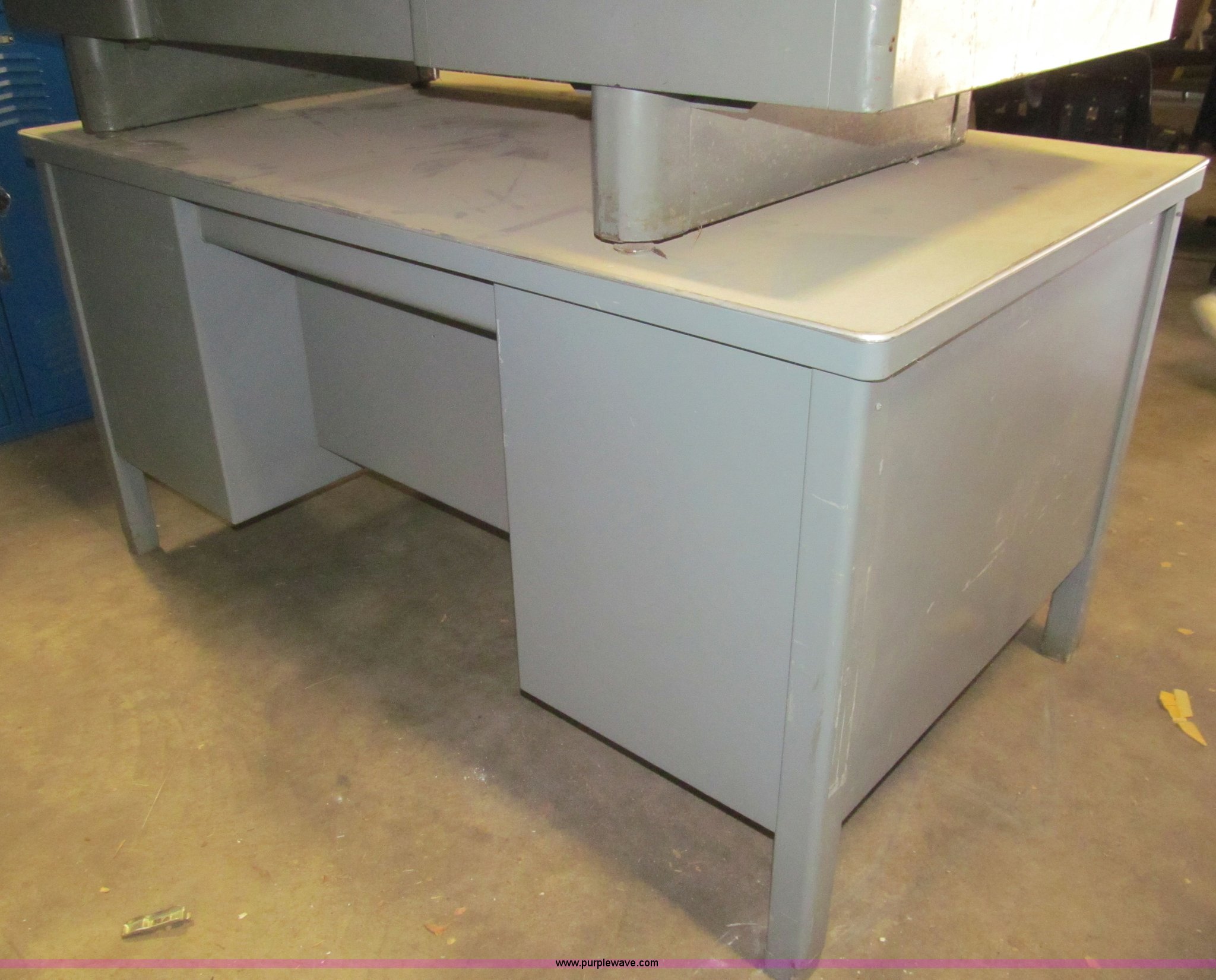 Assorted metal desks in Hutchinson, KS Item AQ9881 sold Purple Wave