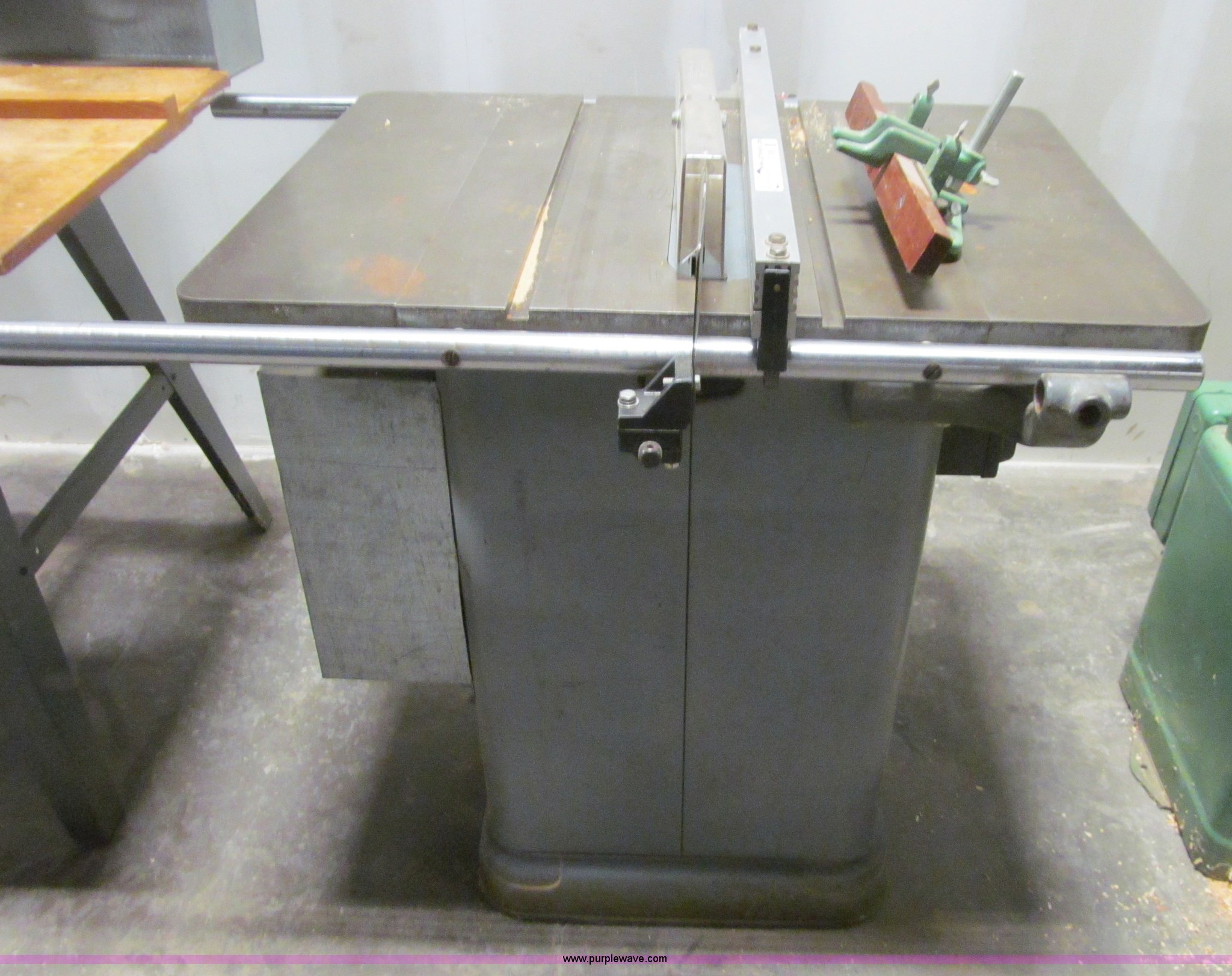 Delta Unisaw table saw in Des Moines, IA Item R9098 sold Purple Wave