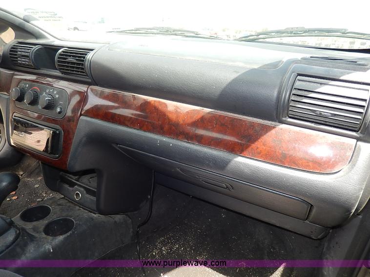 image for item H2609 2002 Chrysler Sebring LX