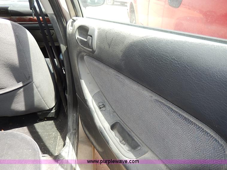 image for item H2609 2002 Chrysler Sebring LX