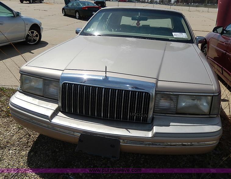 image for item H2619 1993 Lincoln Town Car Signature