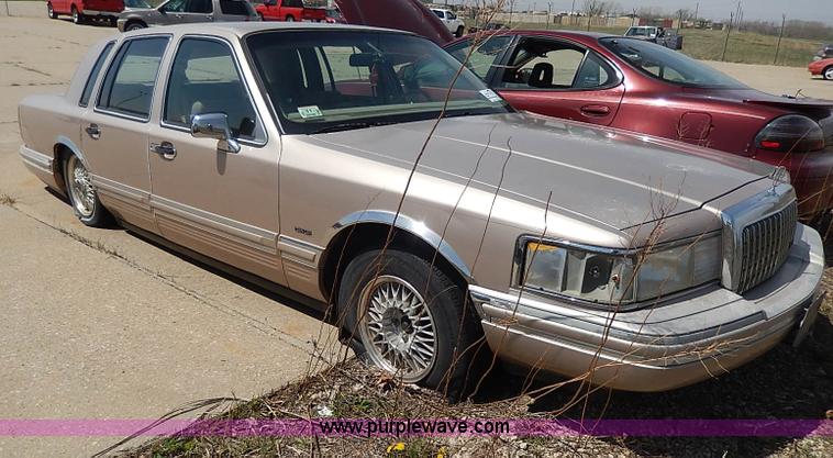 image for item H2619 1993 Lincoln Town Car Signature