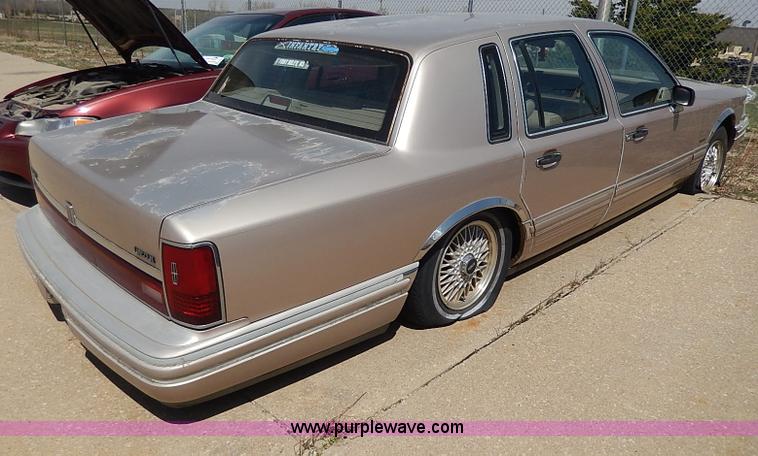 image for item H2619 1993 Lincoln Town Car Signature