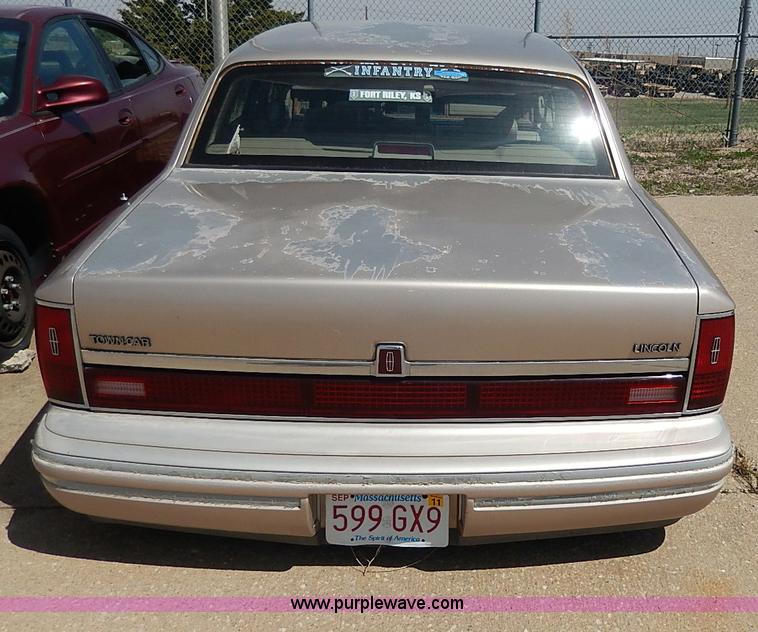 image for item H2619 1993 Lincoln Town Car Signature