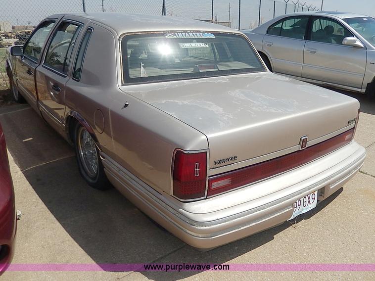 image for item H2619 1993 Lincoln Town Car Signature