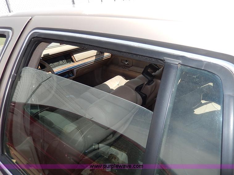 image for item H2619 1993 Lincoln Town Car Signature