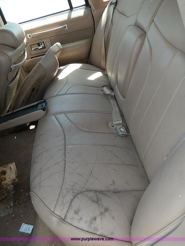 image for item H2619 1993 Lincoln Town Car Signature