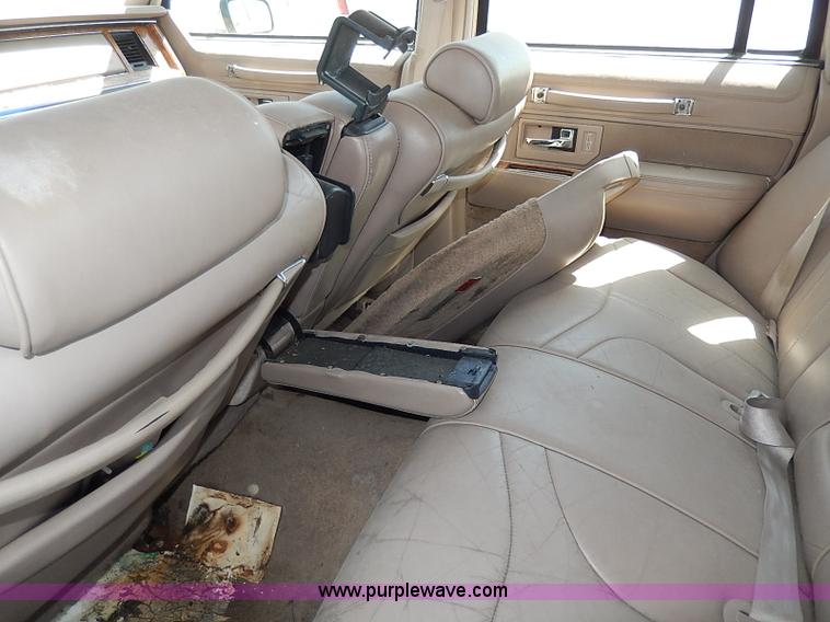 image for item H2619 1993 Lincoln Town Car Signature