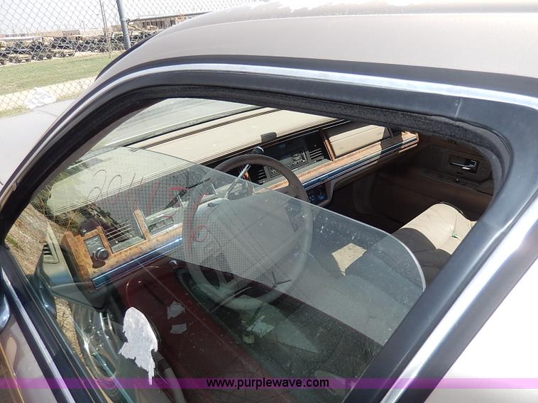 image for item H2619 1993 Lincoln Town Car Signature