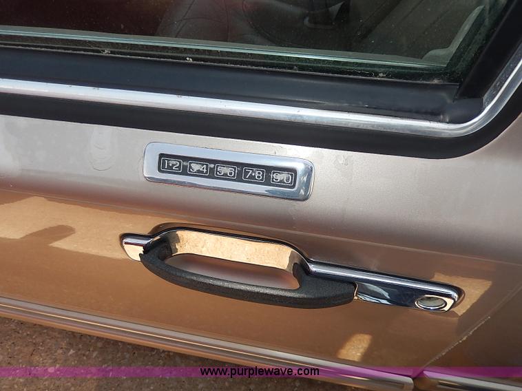 image for item H2619 1993 Lincoln Town Car Signature