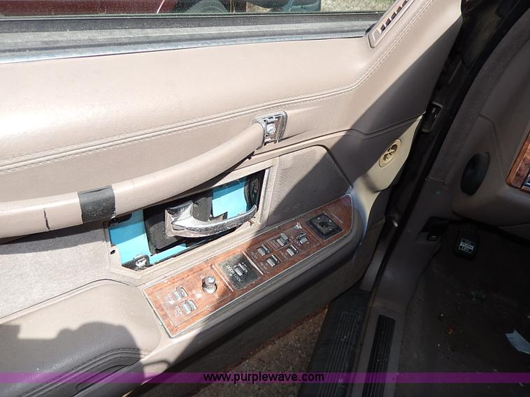 image for item H2619 1993 Lincoln Town Car Signature