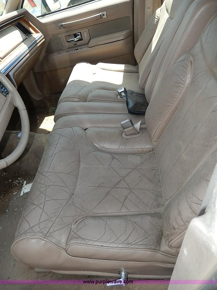 image for item H2619 1993 Lincoln Town Car Signature