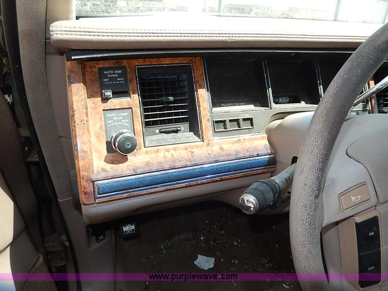 image for item H2619 1993 Lincoln Town Car Signature