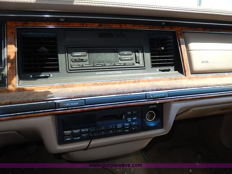 image for item H2619 1993 Lincoln Town Car Signature