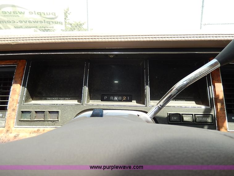 image for item H2619 1993 Lincoln Town Car Signature