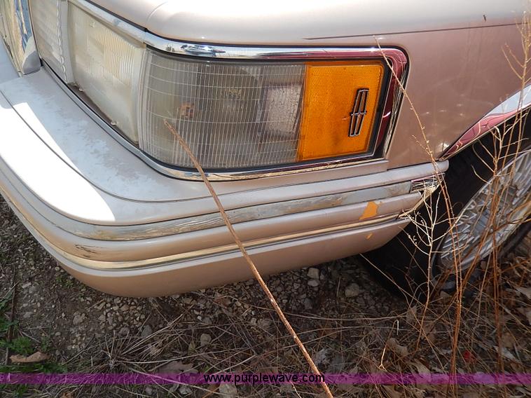 image for item H2619 1993 Lincoln Town Car Signature