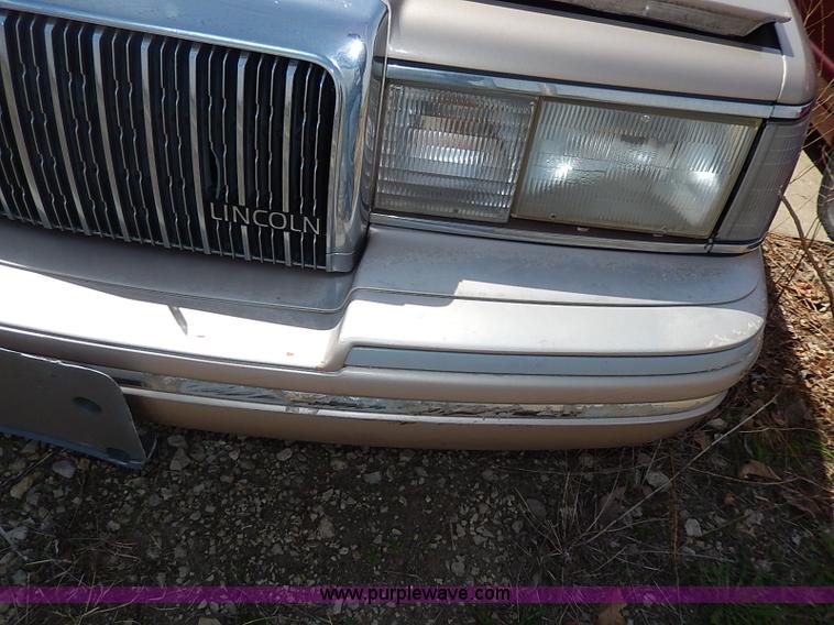 image for item H2619 1993 Lincoln Town Car Signature