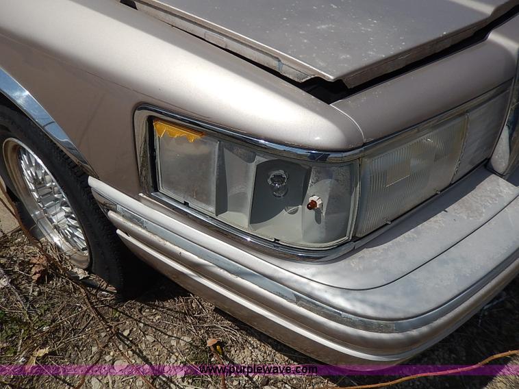 image for item H2619 1993 Lincoln Town Car Signature