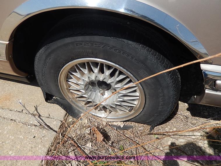 image for item H2619 1993 Lincoln Town Car Signature