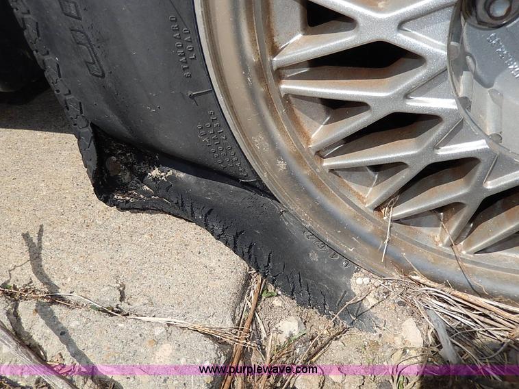 image for item H2619 1993 Lincoln Town Car Signature