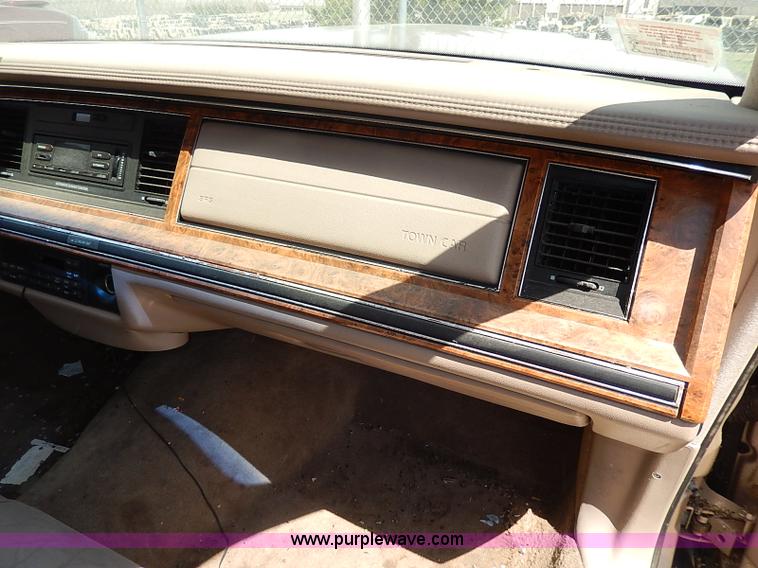 image for item H2619 1993 Lincoln Town Car Signature